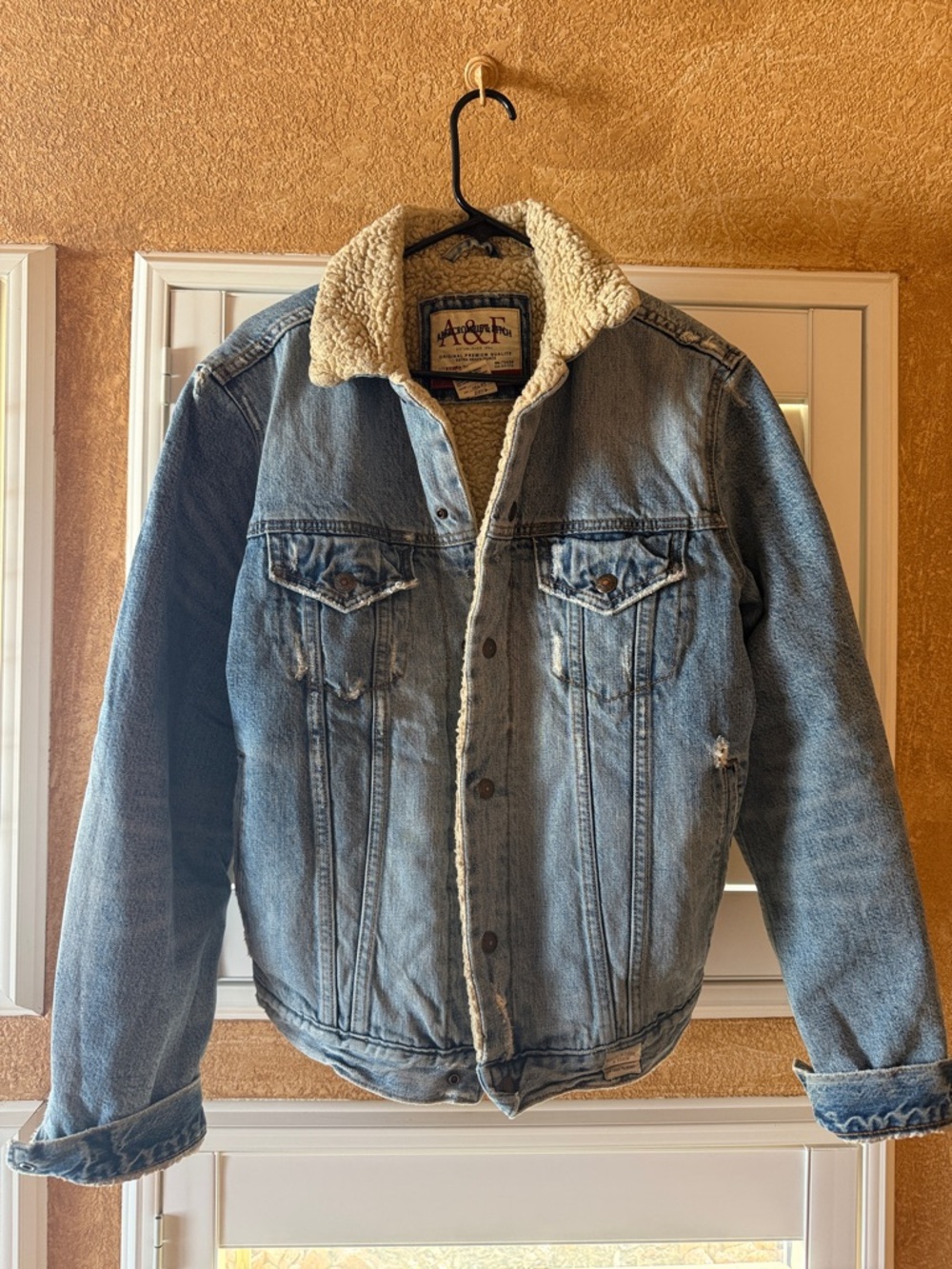 Abercrombie & Fitch Light Blue Denim Jacket with Cream Sherpa Collar. VINTAGE